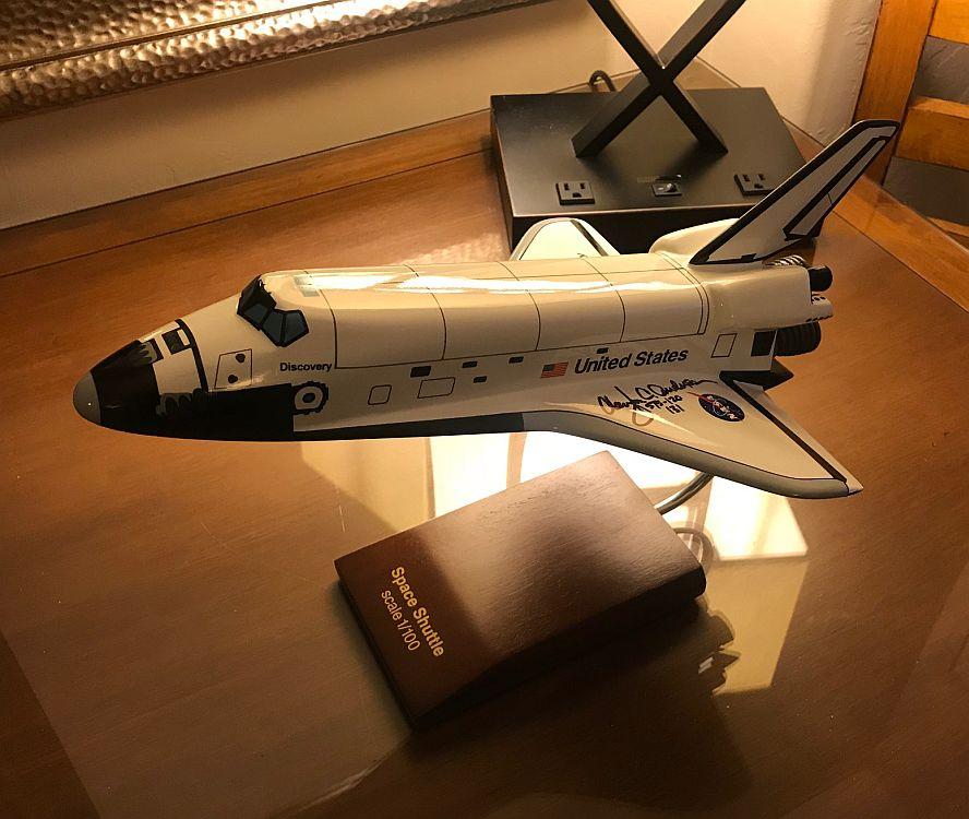 SPACE SHUTTLE 1/100 SCALE ORBITER MODEL, SIGNED BY ASTRONAUT CLAY ANDERSON